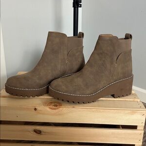 Dolce Vita DV Women's Ankle Boots Beige Platform Lug Sole Chelsea Boot